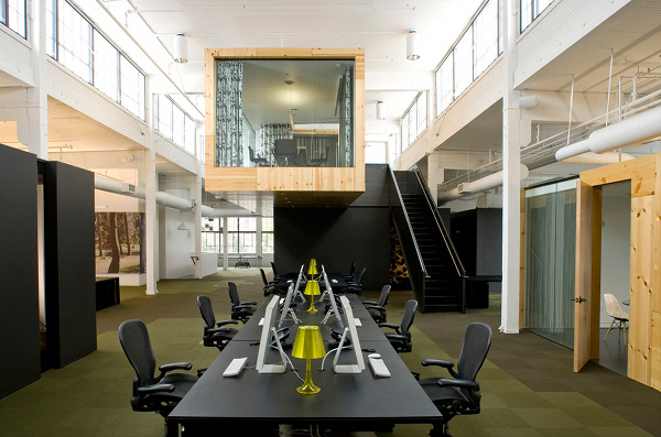 Sample-office-with-black-table-and-armchair-with-khaki-colors