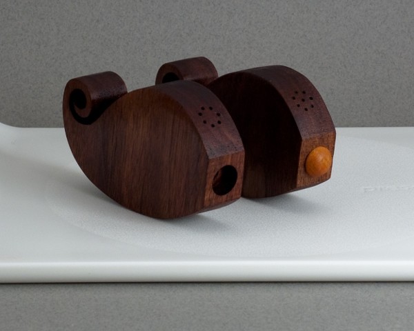 moustache-salt-and-pepper-shakers_3 moustache-salt-and-pepper-shakers_3