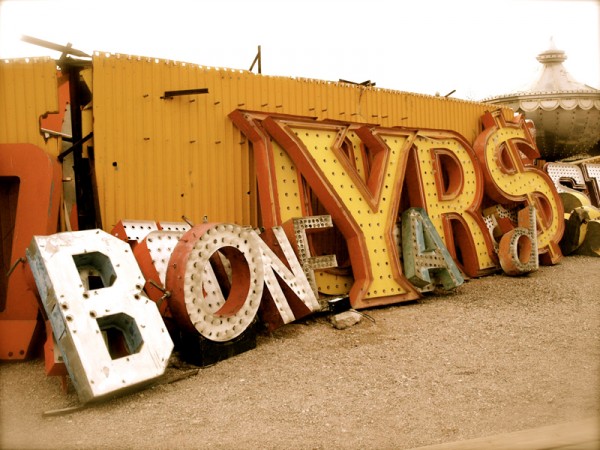 las-vegas-boneyard-neon-light-graveyard_1 las-vegas-boneyard-neon-light-graveyard_1