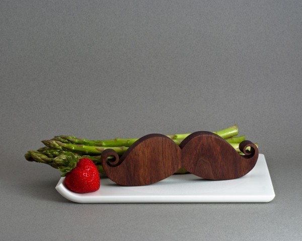 moustache-salt-and-pepper-shakers_1