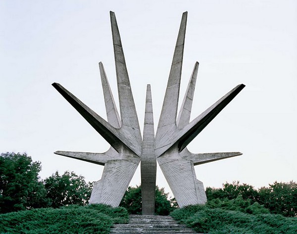 Abandoned-Yugoslavian-Monuments-by-Jan-Kempenaers-1
