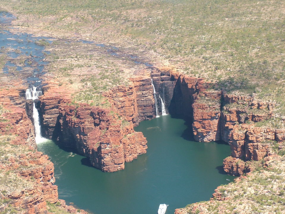 via flyingtheoutback.com.au