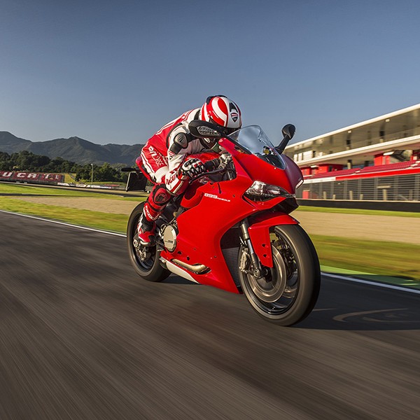 Ducati-899-Panigale-Motorcycle-12-600x600.jpg